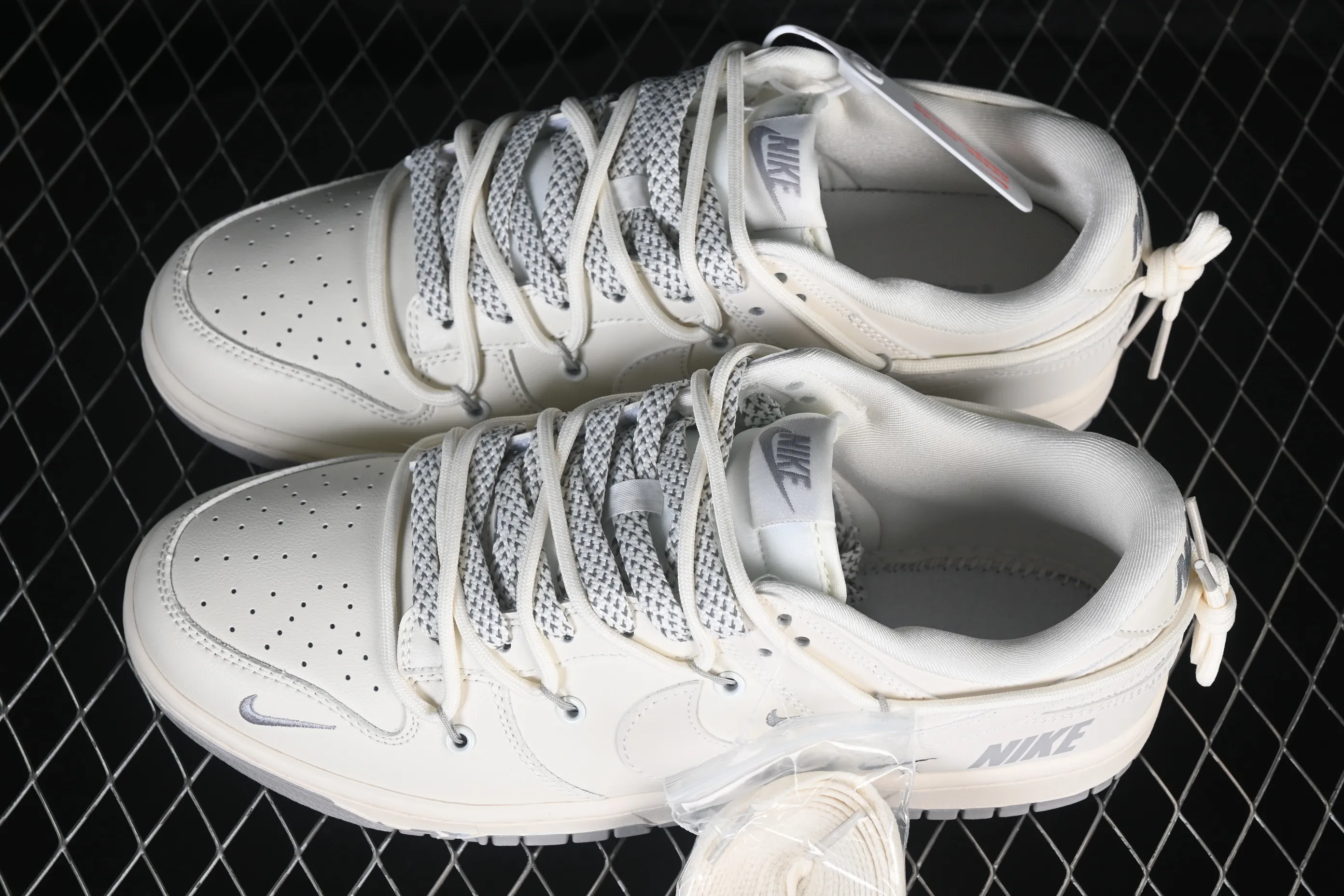 All categories Nk SB Dunk Series Nk SB Dunk Low High-end customized low-top sneakers Nike SB Dunk Low Beige three-hook strap Anniversary high-end customized low-top casual sneakers JP2026-103